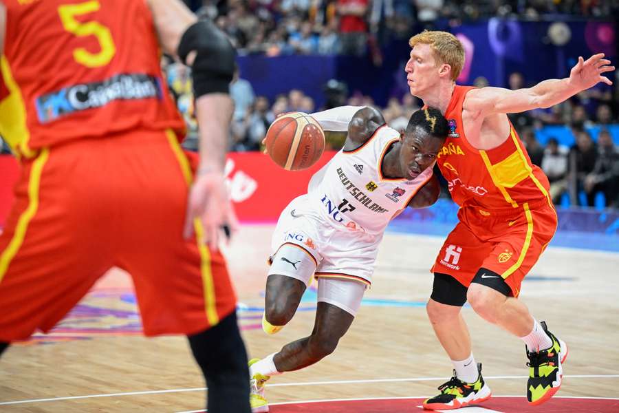 Dennis Schröder, ante Alberto Díaz, en el Alemania-España de semifinales del Eurobasket 2022
