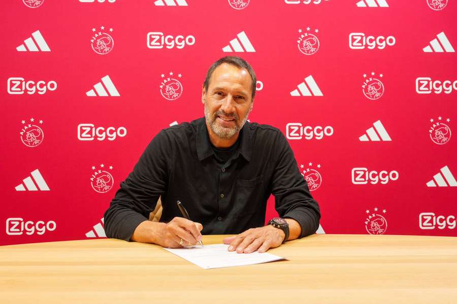 John van 't Schip, antigo selecionador da Grécia, é o novo treinador do Ajax