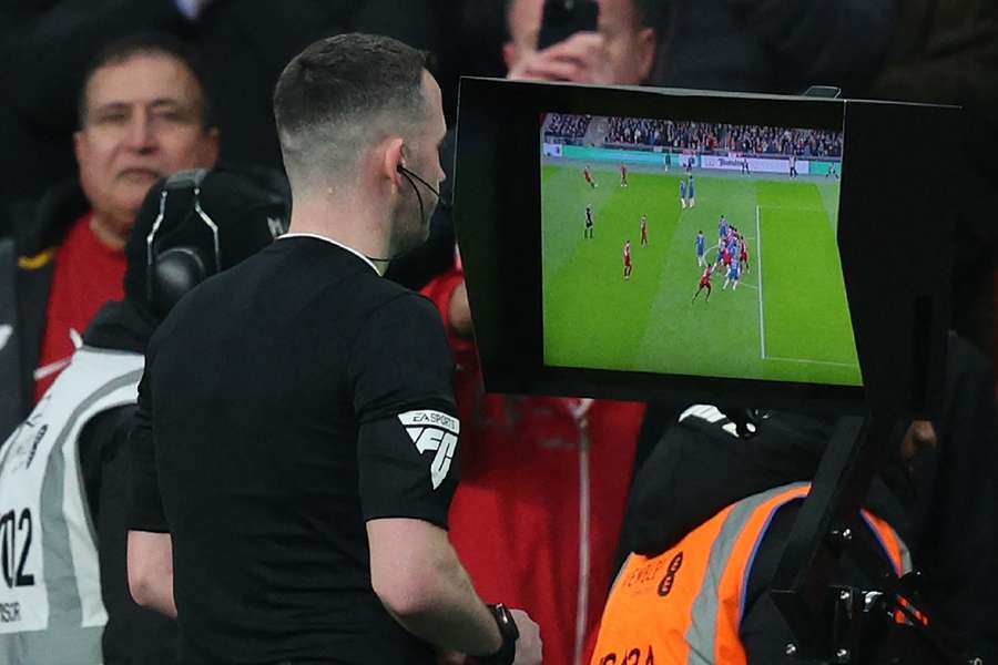 O árbitro analisa o VAR durante a final da Copa da Liga Inglesa