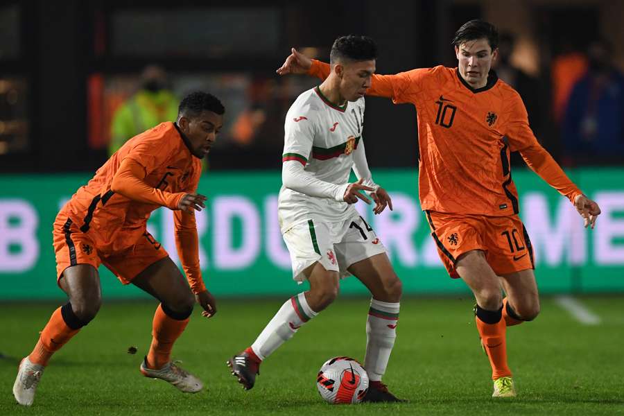 Filip Krastev in actie voor Jong Bulgarije tegen Jong Oranje