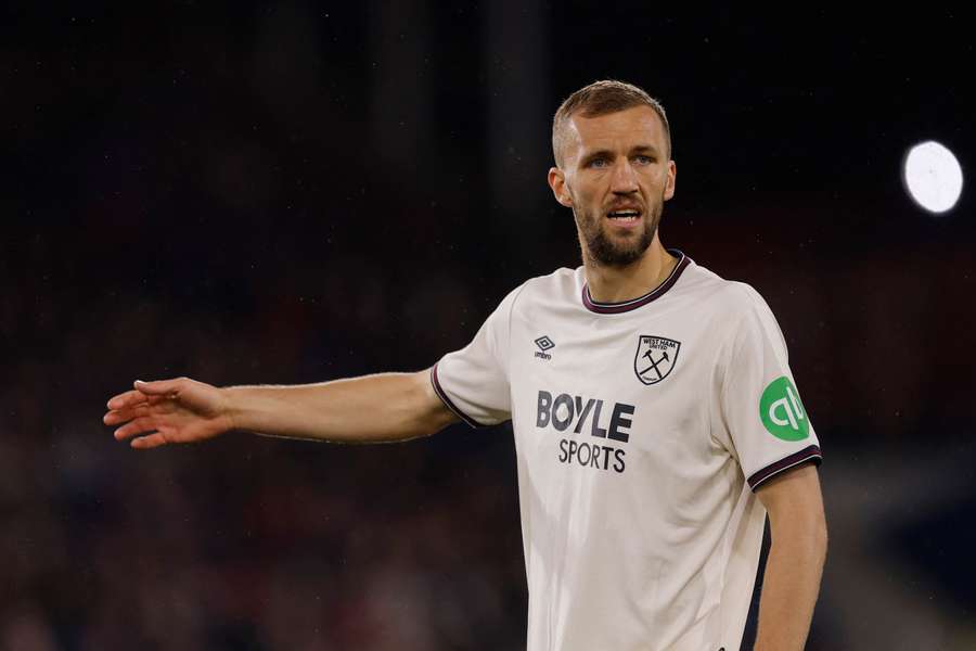 Smrt, daně a Součkův gól. V Anglii oceňují Čechovu houževnatost, záložník si znovu získal všechny