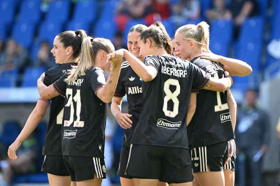 Lena Oberdorf und die Bayern feiern den Gewinn des Supercups