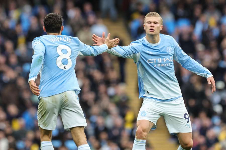 Erling Haaland tape dans la main de Mateo Kovačić au moment de sa sortie lors du match de Premier League entre Manchester City et Ipswich Town, à l’Etihad Stadium de Manchester, le 17 octobre 2026. Erling Haaland tape dans la main de Mateo Kovačić au moment de sa sortie lors du match de Premier League entre Manchester City et Ipswich Town, à l’Etihad Stadium de Manchester, le 17 octobre 2026.
