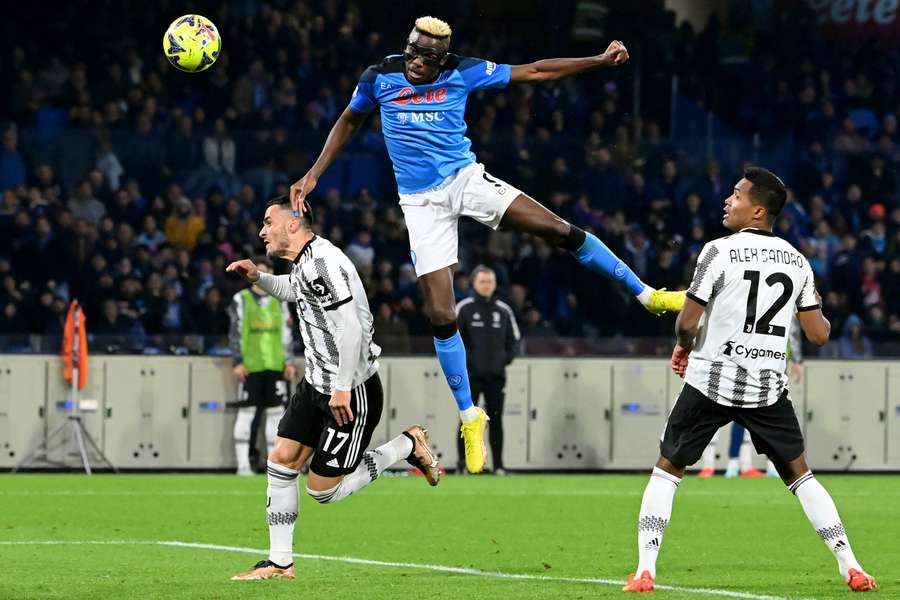 Victor Osimhen stiger til vejrs og scorer med hovedet mod Napoli. Victor Osimhen stiger til vejrs og scorer med hovedet mod Napoli.