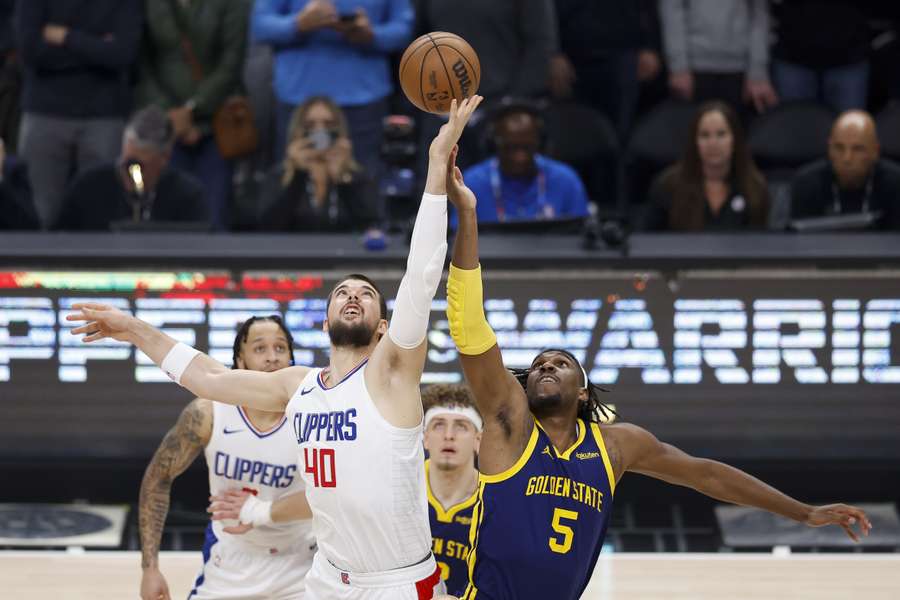 Ivica Zubac (LA Clippers) en Kevon Looney (Golden State Warriors)  strijden om de bal