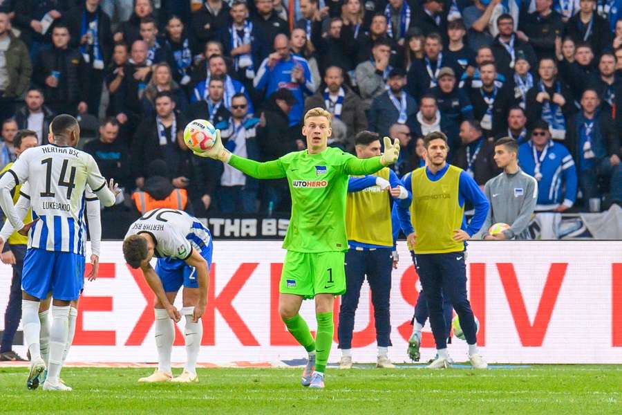 Danske Oliver Christensen skal forsøge at holde buret rent i kampen mod Schalke 04.