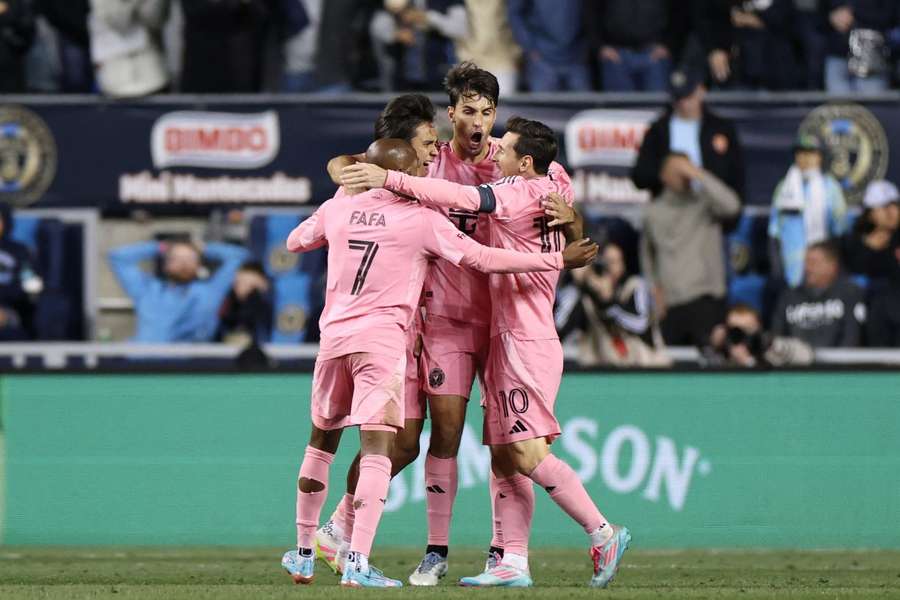 Inter trafieniami w końcówce ratuje remis. Piękne gole z obu stron, Messi trafił z wolnego