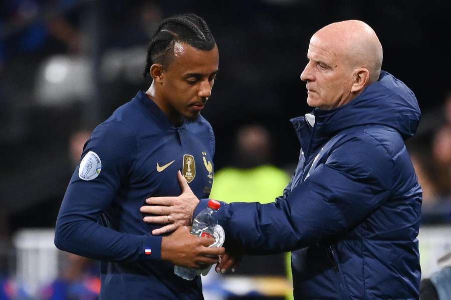 Jules Koundé se lesionou em vitória da França sobre a Áustria por 2 a 0, pela Liga das Nações