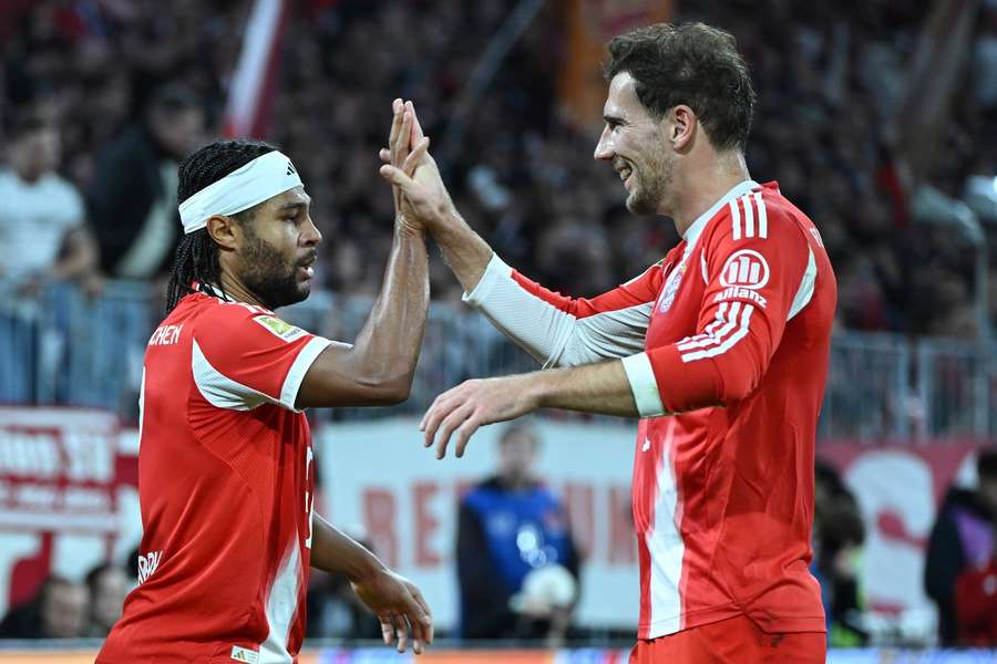 Serge Gnabry (l.) und Leon Goretzka während des Spiels gegen Leverkusen