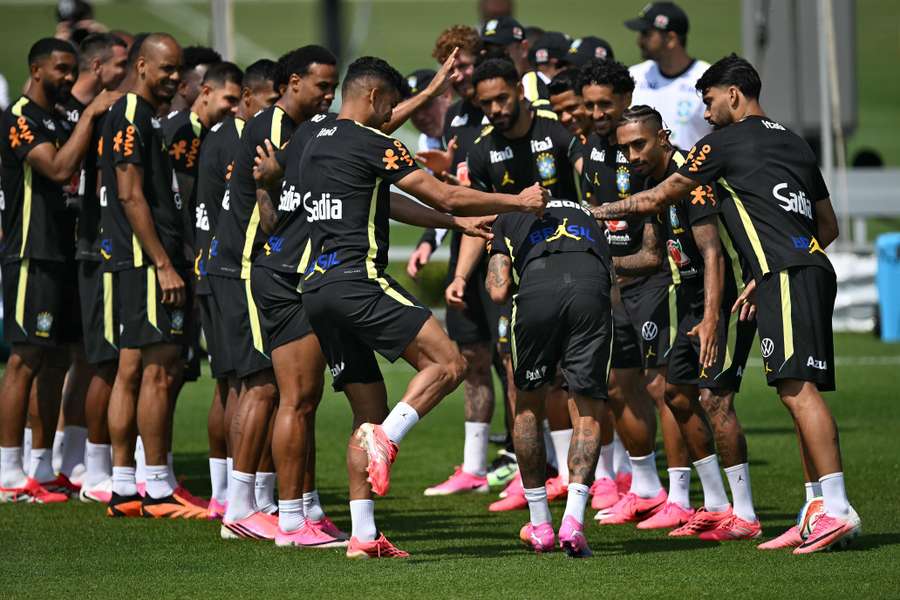 Neymar passa por corredor polonês em chegada ao treino da Seleção Brasileira Neymar passa por corredor polonês em chegada ao treino da Seleção Brasileira
