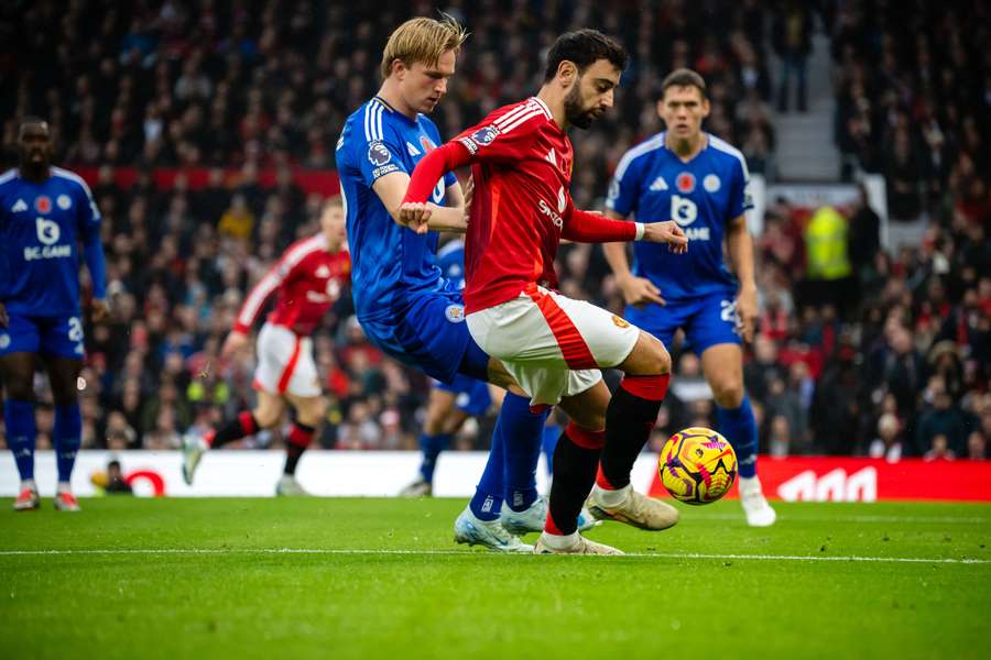 Bruno Fernandes si kryje míč v zápase proti Leicesteru.