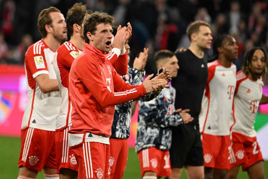 Thomas Müller festeja com a equipa após o jogo