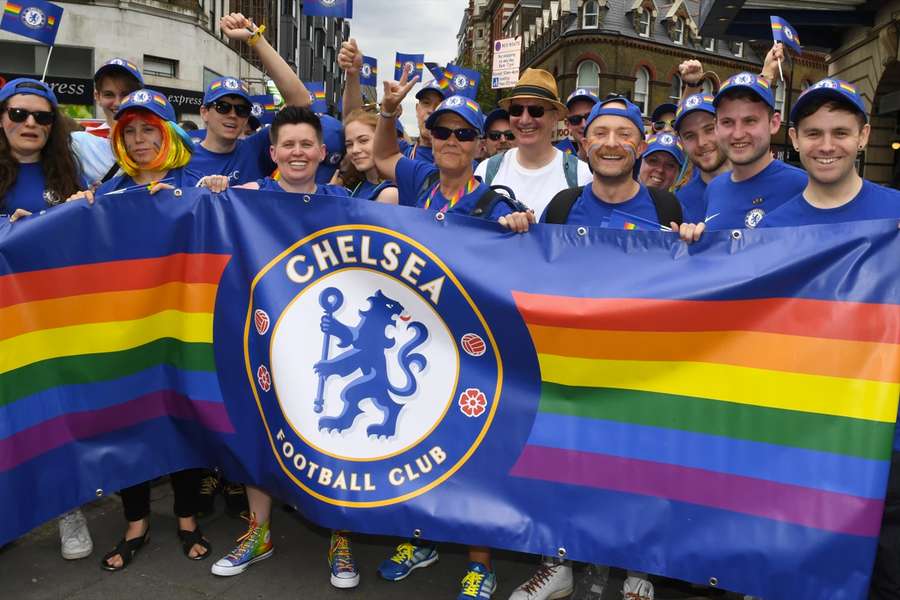 A torcida Chelsea Pride tenta combater homofobia nos estádios ingleses