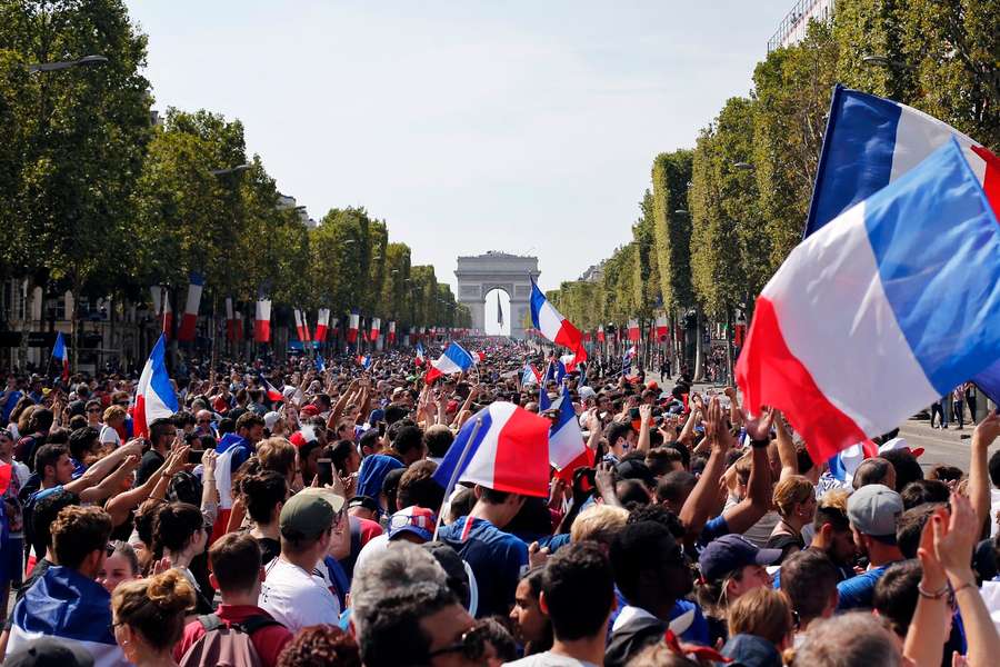 Torcida francesa em Paris na comemoração do título mundial de 2018