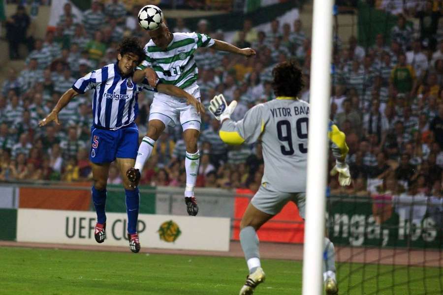 Henrik Larsson in vantaggio su Ricardo Costa per battere Baía