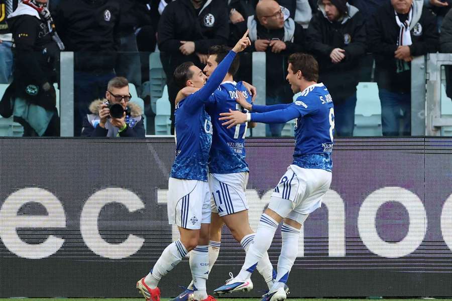 El Como celebra su segundo gol ante la Juventus
