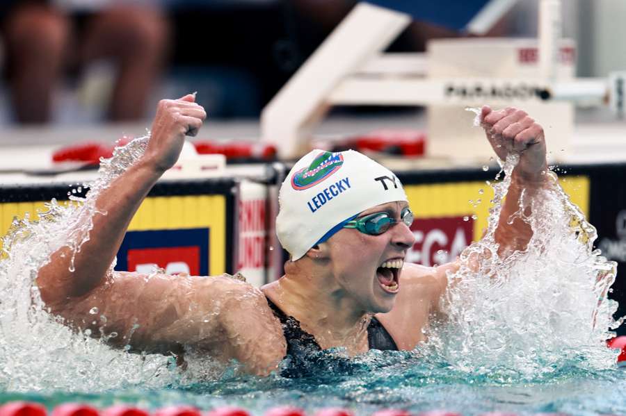 Ledecky célébrant son record samedi.