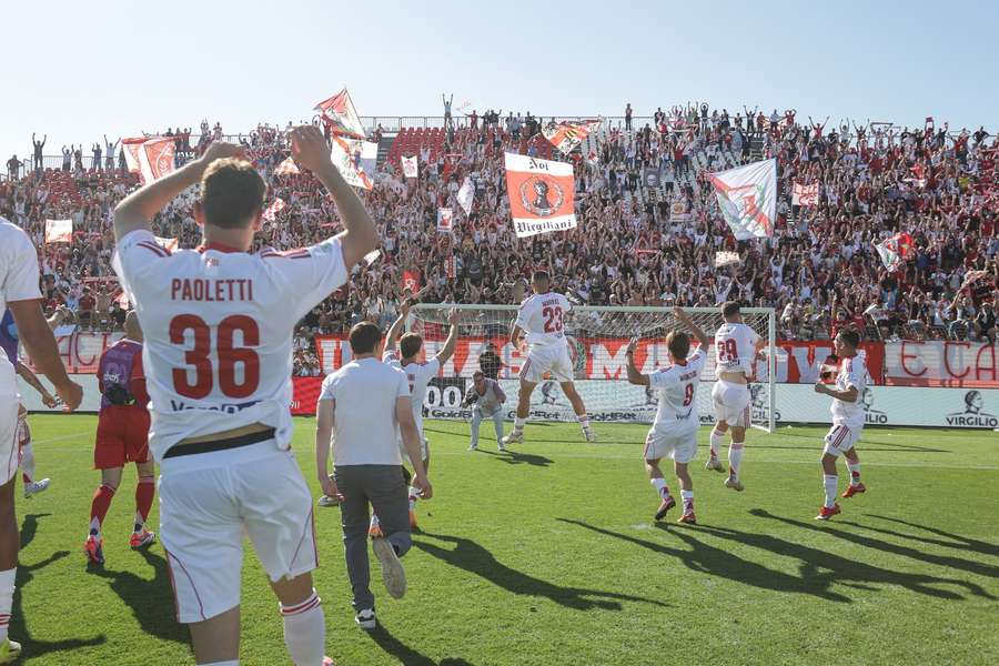 La gioia del Mantova dopo la vittoria contro il Monza
