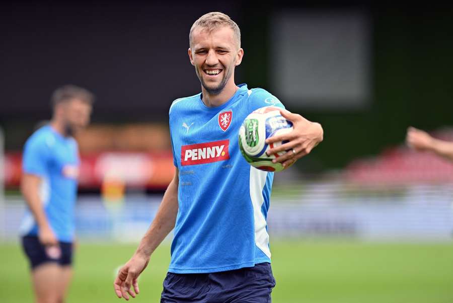Záložník Tomáš Souček se řečem o návratu do Slavie jen směje.