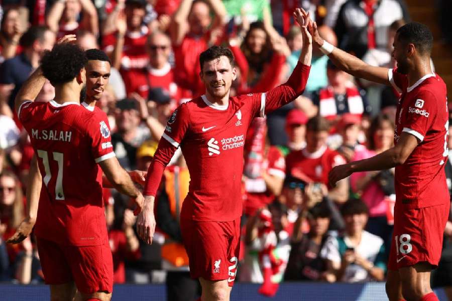 Jucătorii lui Liverpool sărbătoresc marcarea unui gol