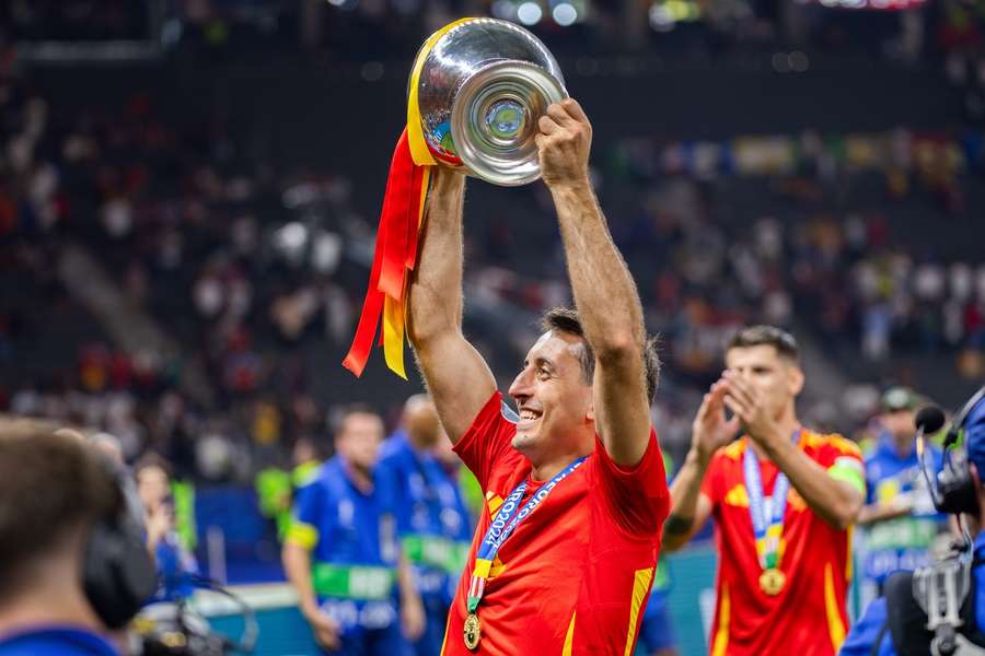 O autor espanhol do golo da vitória, Mikel Oyarazabl, com o troféu do Campeonato da Europa