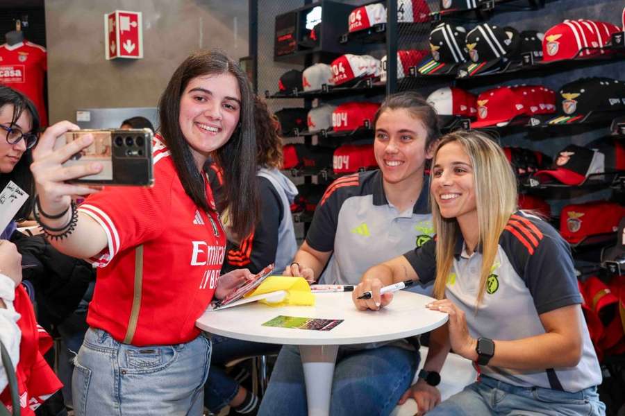 Jogadoras do Benfica em sessão de autógrafos com adeptos Jogadoras do Benfica em sessão de autógrafos com adeptos