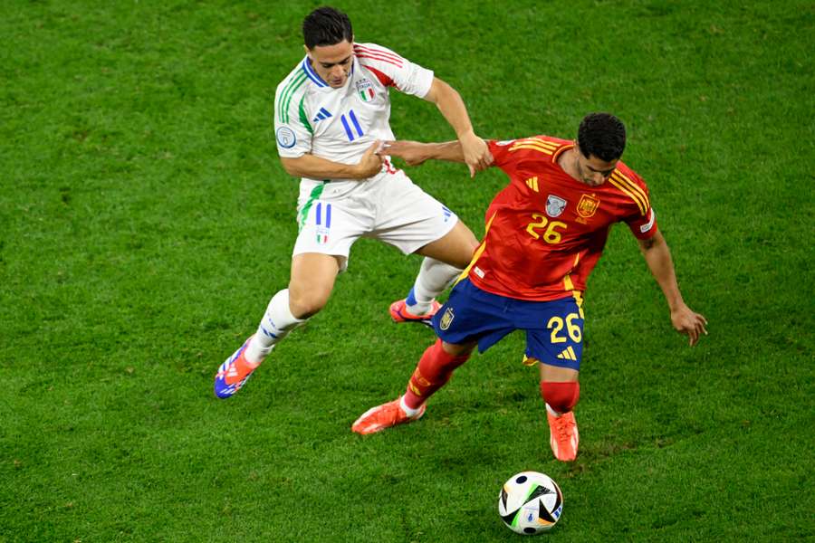 Frygtindgydende Spanien booker billet til ottendedelsfinale gennem smal sejr mod Italien