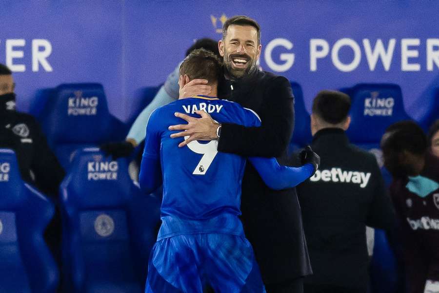 Leicester City Manager Ruud van Nistelrooy Hugs Jamie Ward Duration of victory over western ham.