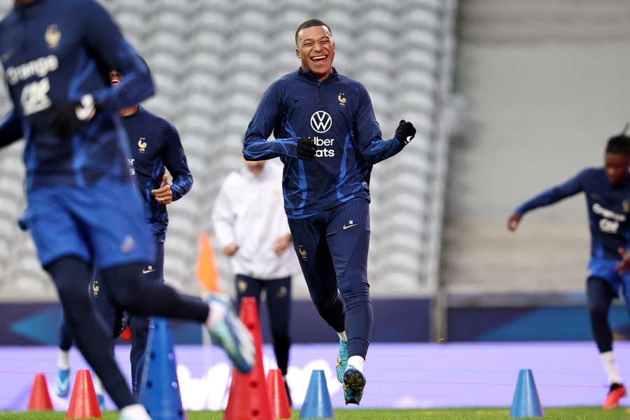 Mbappé durante uma sessão de treino com a França