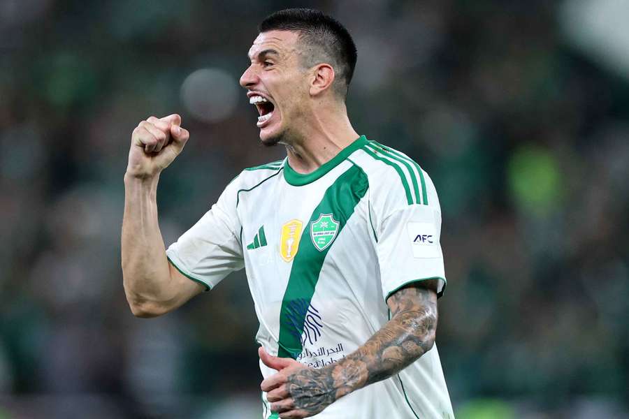 Roger Ibañez seguirá no futebol saudita por mais 4 anos