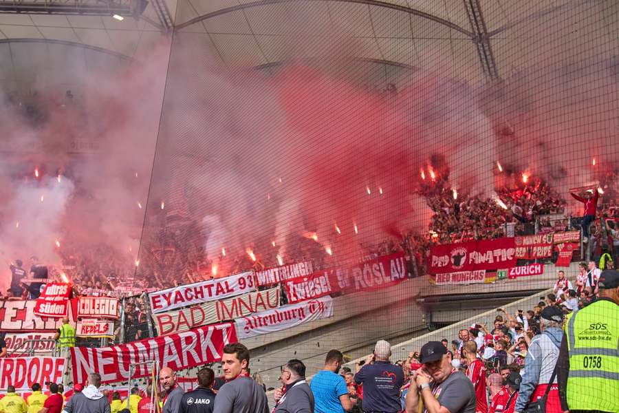 Ultras in der Fankurve beim Stuttgart-Spiel gegen den FC Bayern München.