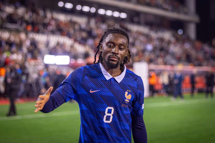 Manu Koné avec le maillot de l'équipe de France.