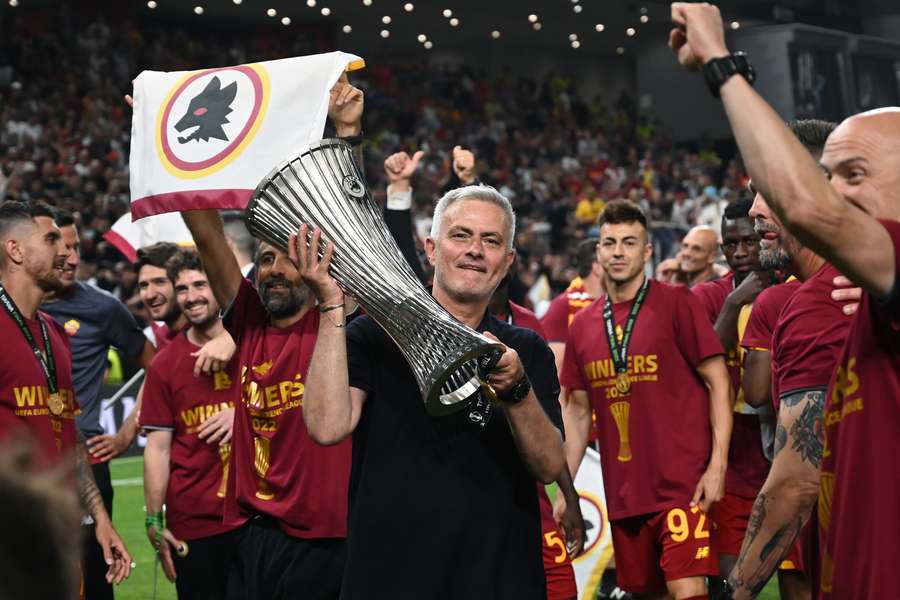Mourinho venceu a Liga Conferência com a Roma