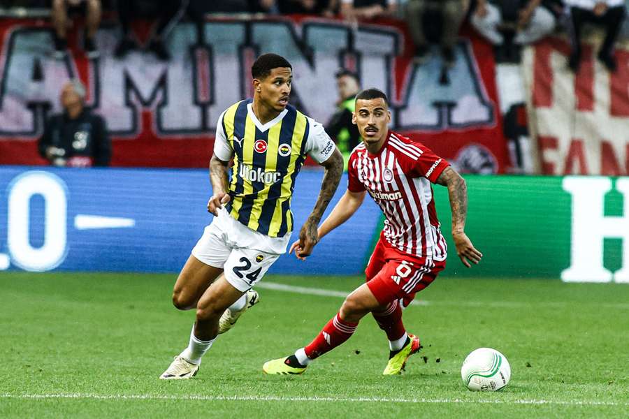 Jayden Oosterwolde in actie in de kwartfinales van de UECL tegen Olympiakos