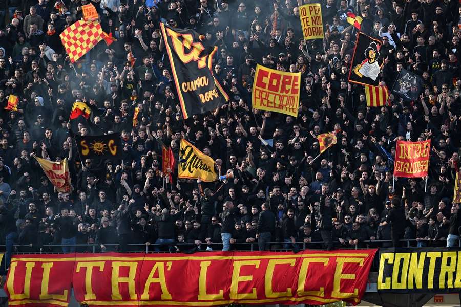 Confrontos entre adeptos e polícia antes do Lecce-Roma