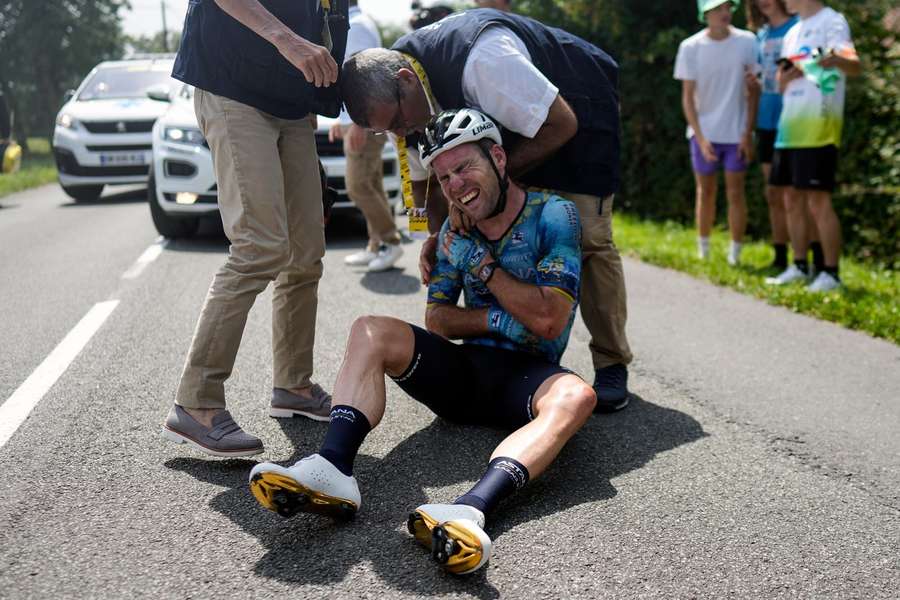 Momentka po páde. Chvíľu na to Cavendish zo svojej poslednej Tour v kariére odstúpil.