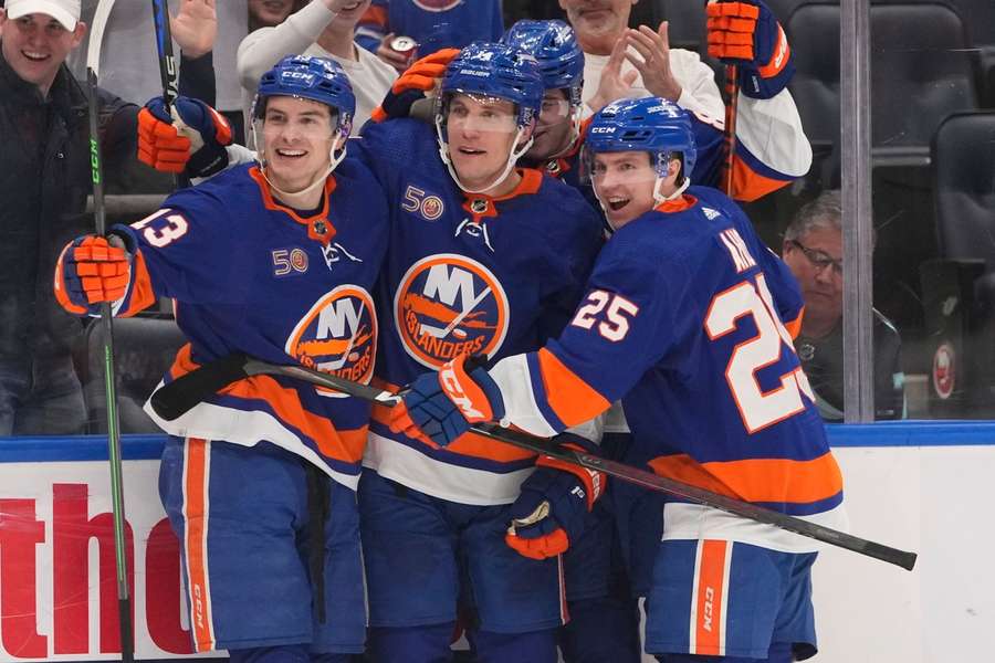 Najnovšia akvizícia Islanders sa raduje so spoluhráčmi z prvého gólu v novom drese.