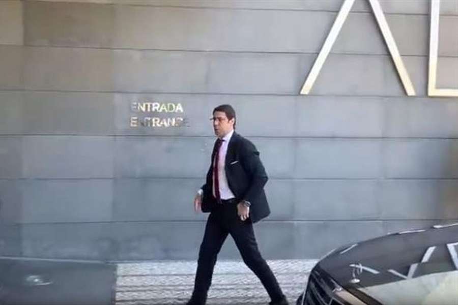 Rui Costa a chegada ao hotel onde teve lugar o almoço entre as duas direções