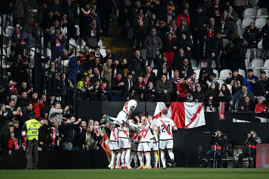 Embarba celebra con sus compañeros el gol que abrió el marcador