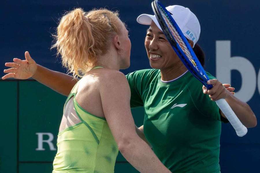 Kateřina Siniaková s Shuai Zhang se radují z postupu. Kateřina Siniaková s Shuai Zhang se radují z postupu.