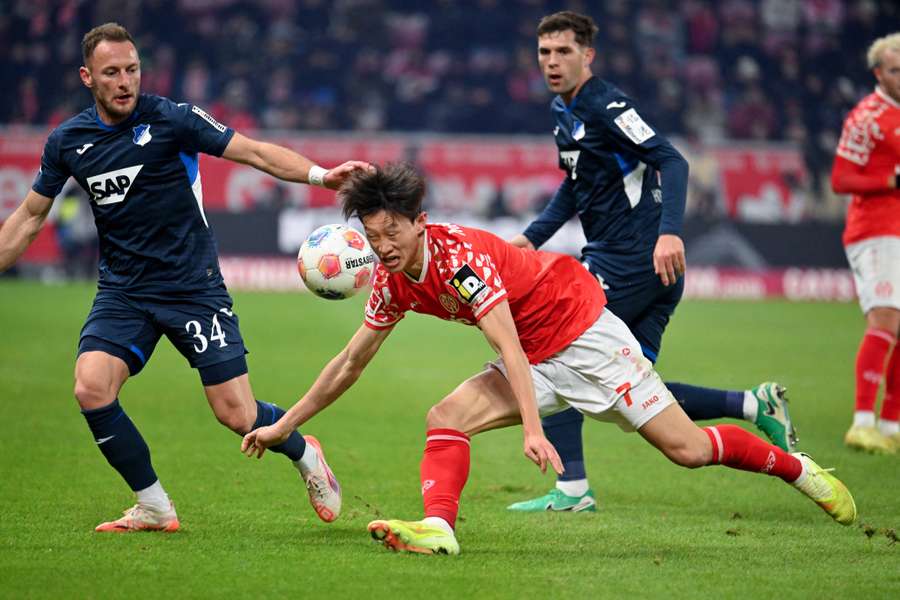 Vladimír Coufal (vlevo) odehrál v dresu Hoffenheimu celý zápas. Vladimír Coufal (vlevo) odehrál v dresu Hoffenheimu celý zápas.