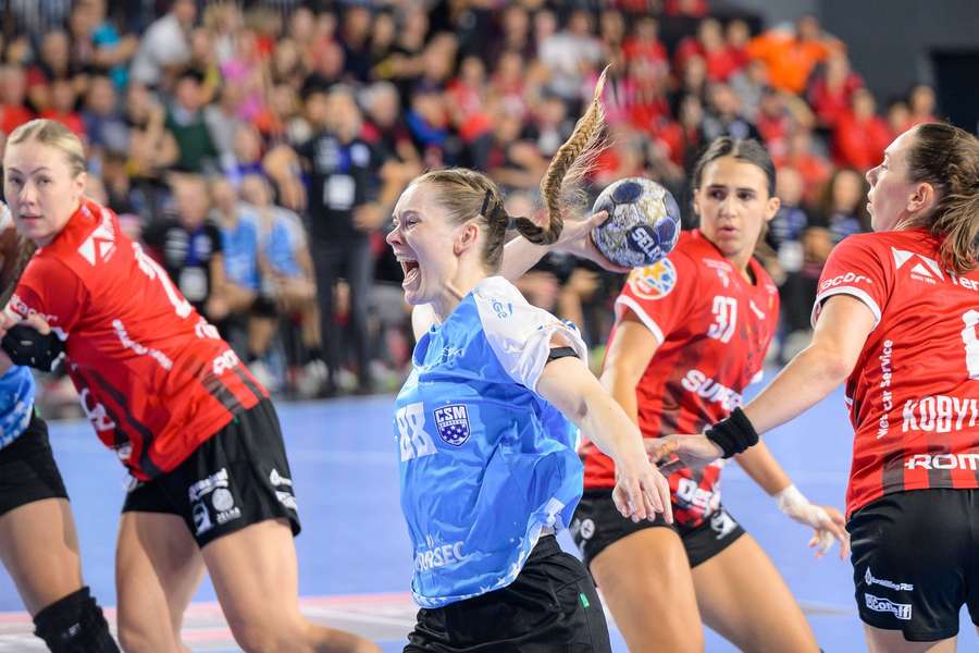 CSM București capitulează în campionat! Gloria Bistrița, favorită la titlu CSM București capitulează în campionat! Gloria Bistrița, favorită la titlu