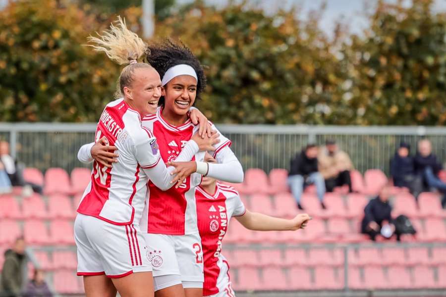 Lily Yohannes viert haar eerste doelpunt in de Eredivisie met Tiny Hoekstra