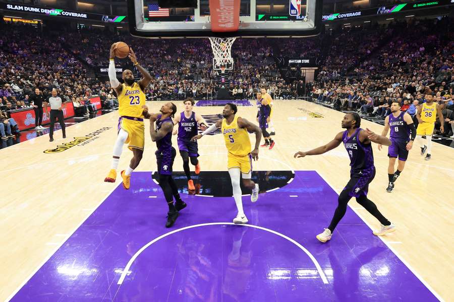 Los Lakers cayeron en Sacramento