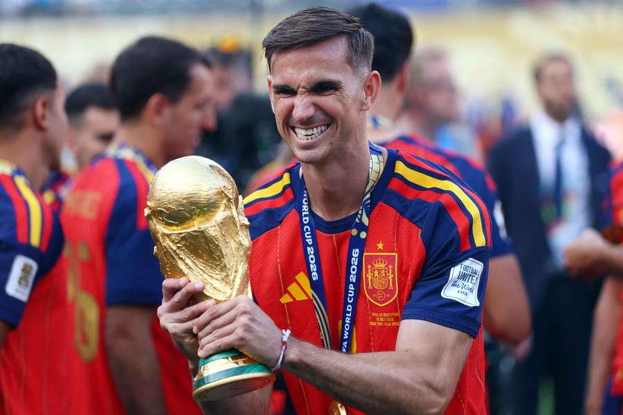 Fabián celebra con la Copa del Mundo Fabián celebra con la Copa del Mundo