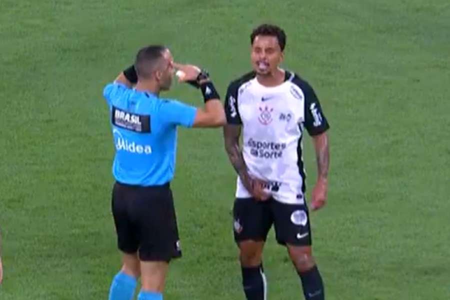 Allan balançou a genitália em Fluminense x Corinthians