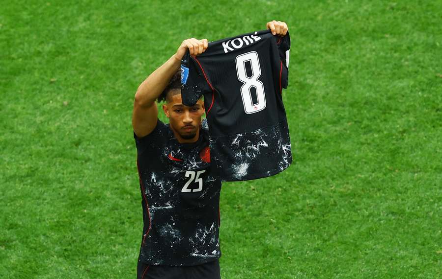 Nathan Saliba homenageia Ismael Koné após lesão grave Nathan Saliba homenageia Ismael Koné após lesão grave