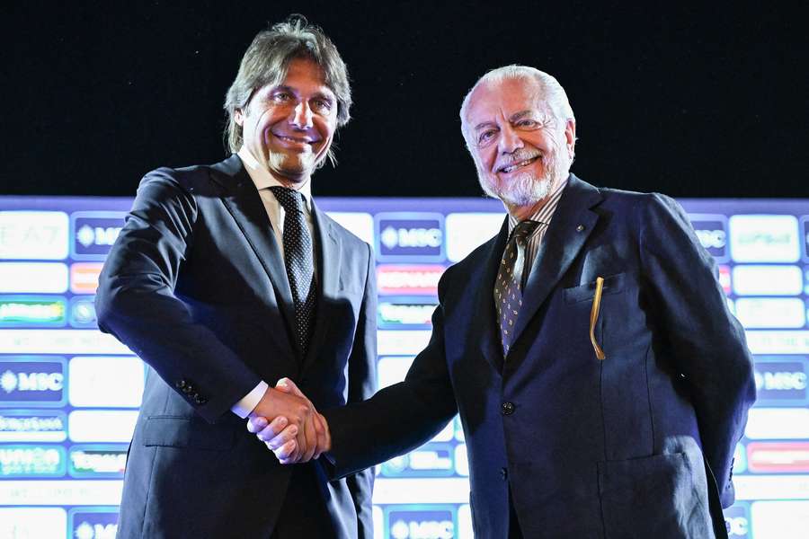 O aperto de mão simbólico entre Aurelio De Laurentiis e Antonio Conte
