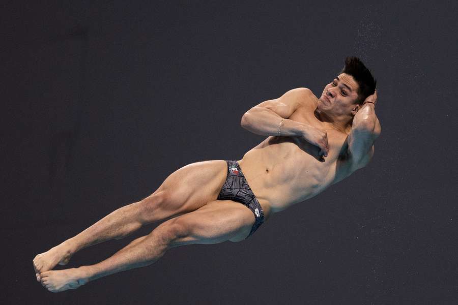 Osmar Olvera, durante uno de sus saltos desde el trampolín