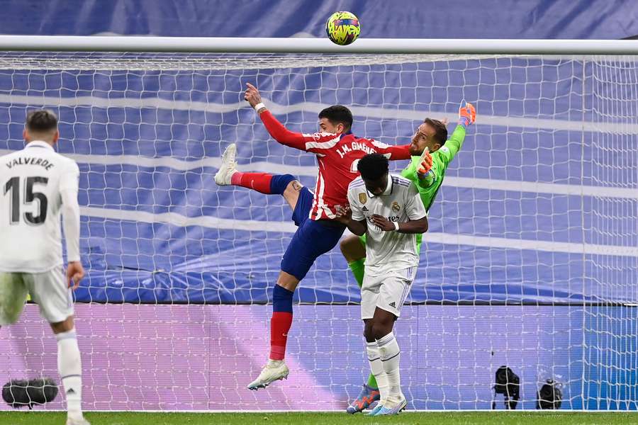 Giménez y Oblak intentan despejar un balón ante Tchouaméni